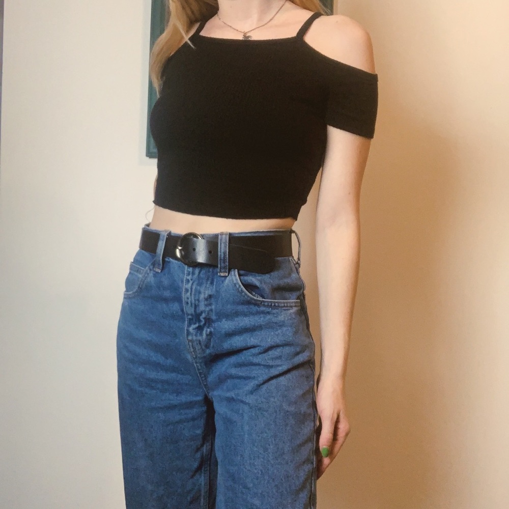 🦨Black Cold-Shoulder Crop Top🦨